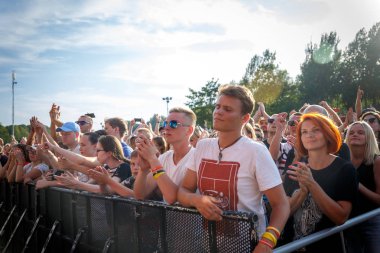 Minsk, Beyaz Rusya - 1 Mayıs 2017: bir rock müzik konserinde kişilik bir kalabalık