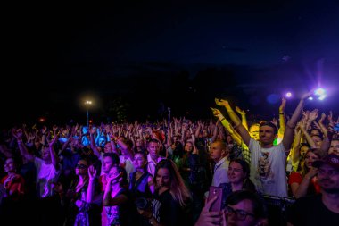 Minsk, Beyaz Rusya - 1 Mayıs 2017: bir rock müzik konserinde kişilik bir kalabalık