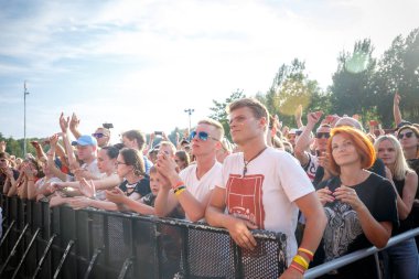 Minsk, Beyaz Rusya - 1 Mayıs 2017: bir rock müzik konserinde kişilik bir kalabalık