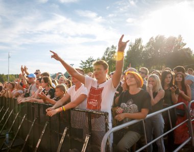 Minsk, Beyaz Rusya - 1 Mayıs 2017: bir rock müzik konserinde kişilik bir kalabalık