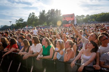 Minsk, Beyaz Rusya - 1 Mayıs 2017: bir rock müzik konserinde kişilik bir kalabalık