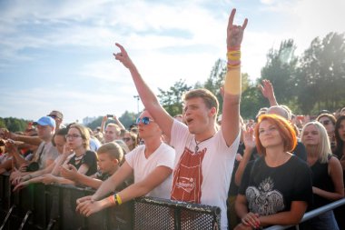 Minsk, Beyaz Rusya - 1 Mayıs 2017: bir rock müzik konserinde kişilik bir kalabalık