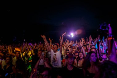 Minsk, Beyaz Rusya - 1 Mayıs 2017: bir rock müzik konserinde kişilik bir kalabalık