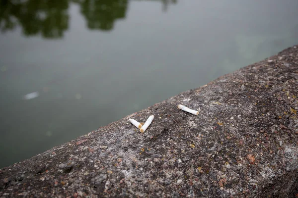 Cigarettfimpar Sten Parapeten Vid Sjön — Stockfoto
