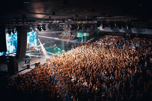 Minsk, Beyaz Rusya - 1 Mayıs 2017: bir rock müzik konserinde kişilik bir kalabalık