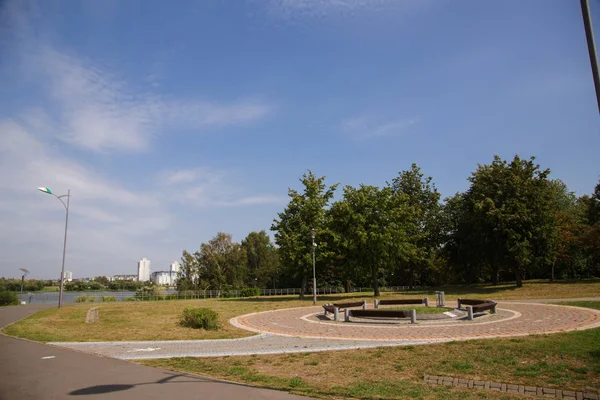 Güneşli Aydınlık Yaz Havalarda Şehir Merkezinde Park — Stok fotoğraf