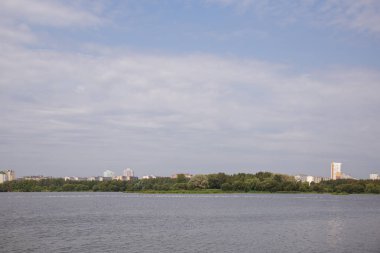 Güneşli aydınlık yaz havalarda şehir merkezinde Park