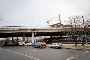 Minsk, Beyaz Rusya - 1 Aralık 2018: otomobil sürücüsü kışın köprü altında