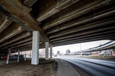 Minsk, Beyaz Rusya - 1 Aralık 2018: otomobil sürücüsü kışın köprü altında