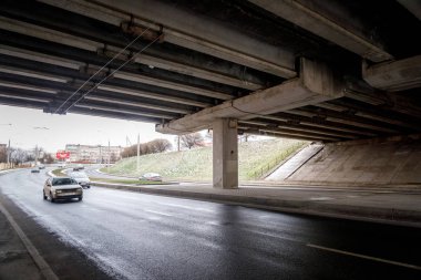 Minsk, Beyaz Rusya - 1 Aralık 2018: otomobil sürücüsü kışın köprü altında