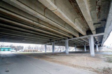 Minsk, Beyaz Rusya - 1 Aralık 2018: otomobil sürücüsü kışın köprü altında