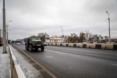 Minsk, Beyaz Rusya - 1 Aralık 2018: otomobil sürücüsü bir şehir kış aylarında sokak boyunca