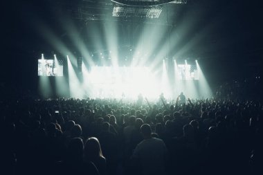 Minsk, Beyaz Rusya - 1 Aralık 2018: bir rock grubu konserinde eğleniyor birçok kişi