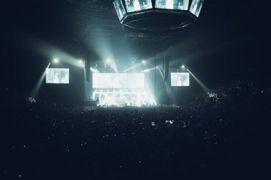 Minsk, Beyaz Rusya - 1 Aralık 2018: bir rock grubu konserinde eğleniyor birçok kişi