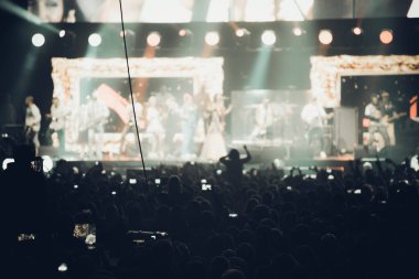 Minsk, Beyaz Rusya - 1 Aralık 2018: bir rock grubu konserinde eğleniyor birçok kişi
