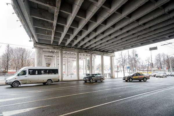 Minsk Weißrussland Dezember 2018 Autos Fahren Winter Unter Der Brücke — Stockfoto