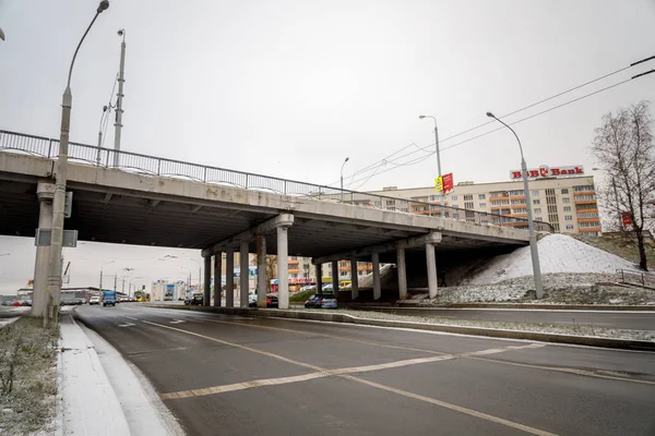 Minsk Weißrussland Dezember 2018 Autos Fahren Winter Unter Der Brücke — Stockfoto