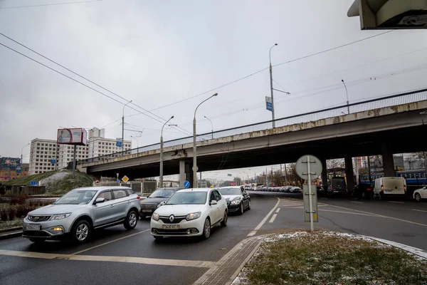 Minsk, Weißrussland - 1. Dezember 2018: Autos fahren unter der Brücke i — Stockfoto