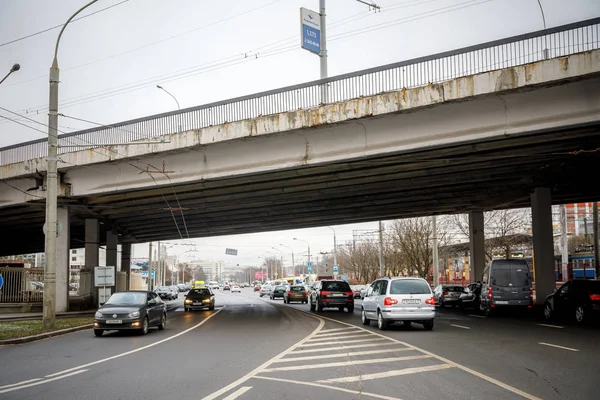 Minsk, Weißrussland - 1. Dezember 2018: Autos fahren unter der Brücke i — Stockfoto