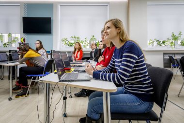 Minsk, Beyaz Rusya - 1 Aralık 2018: bir grup genç kadının özel bir sınıf programlama öğrenmek