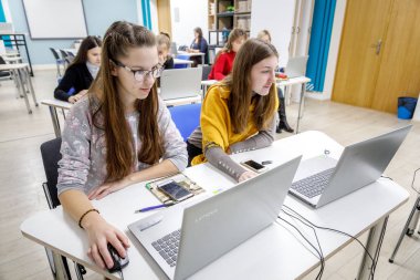 Minsk, Beyaz Rusya - 1 Aralık 2018: bir grup genç kadının özel bir sınıf programlama öğrenmek