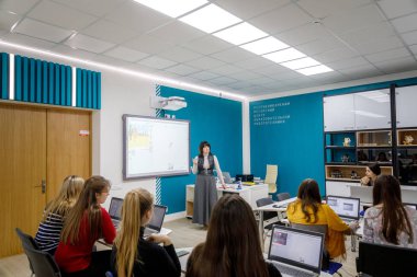 Minsk, Beyaz Rusya - 1 Aralık 2018: bir grup genç kadının özel bir sınıf programlama öğrenmek
