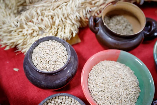 Ongekookt Rijstkorrels Rogge Tarwe Haver Oude Russische Potten Kommen — Stockfoto