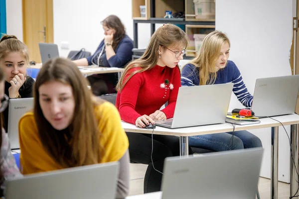若い女性のグループが特別なクラスでプログラミングを学ぶミンスク ベラルーシ 2018 — ストック写真