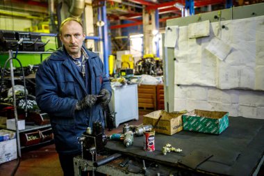 Minsk, Beyaz Rusya - 1 Aralık 2018: traktör fabrika işçisi