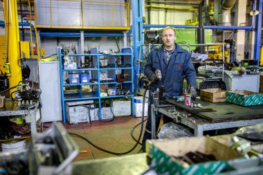 Minsk, Beyaz Rusya - 1 Aralık 2018: traktör fabrika işçisi
