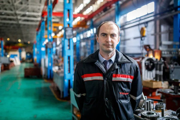 Minsk, Beyaz Rusya - 1 Aralık 2018: traktör fabrika işçisi