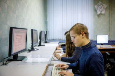 Minsk, Beyaz Rusya - 10 Aralık 2018: kız ve erkek çalışması bir co