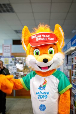 Minsk, Beyaz Rusya - 20 Aralık, 2018: Fox Lesik satın alır ve bilet II Avrupa Oyunlar için tutar