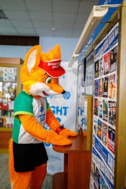 Minsk, Beyaz Rusya - 20 Aralık, 2018: Fox Lesik satın alır ve bilet II Avrupa Oyunlar için tutar