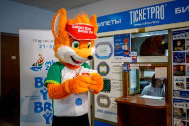Minsk, Beyaz Rusya - 20 Aralık, 2018: Fox Lesik satın alır ve bilet II Avrupa Oyunlar için tutar