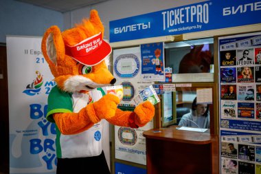 Minsk, Beyaz Rusya - 20 Aralık, 2018: Fox Lesik satın alır ve bilet II Avrupa Oyunlar için tutar