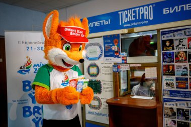 Minsk, Beyaz Rusya - 20 Aralık, 2018: Fox Lesik satın alır ve bilet II Avrupa Oyunlar için tutar