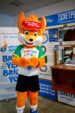 Minsk, Beyaz Rusya - 20 Aralık, 2018: Fox Lesik satın alır ve bilet II Avrupa Oyunlar için tutar