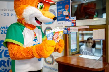 Minsk, Beyaz Rusya - 20 Aralık, 2018: Fox Lesik satın alır ve bilet II Avrupa Oyunlar için tutar