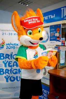 Minsk, Beyaz Rusya - 20 Aralık, 2018: Fox Lesik satın alır ve bilet II Avrupa Oyunlar için tutar