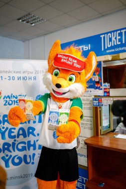 Minsk, Beyaz Rusya - 20 Aralık, 2018: Fox Lesik satın alır ve bilet II Avrupa Oyunlar için tutar