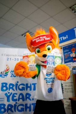 Minsk, Beyaz Rusya - 20 Aralık, 2018: Fox Lesik satın alır ve bilet II Avrupa Oyunlar için tutar