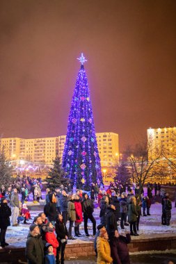 Minsk, Beyaz Rusya - 1 Yanuary, 2019: kutlama yeni yıl, Noel ağacı yakınındaki selam
