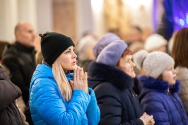 Minsk, Beyaz Rusya - 25 Aralık, 2018: kilise hizmeti kalabalığın içinde theinterior bir kilisenin önünde