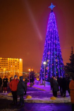 Minsk, Beyaz Rusya - 1 Yanuary, 2019: kutlama yeni yıl, Noel ağacı yakınındaki selam