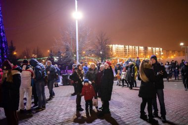 Minsk, Beyaz Rusya - 1 Yanuary, 2019: kutlama yeni yıl, Noel ağacı yakınındaki selam