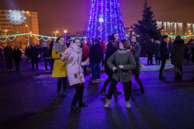Minsk, Beyaz Rusya - 1 Yanuary, 2019: kutlama yeni yıl, Noel ağacı yakınındaki selam