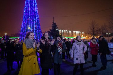 Minsk, Beyaz Rusya - 1 Yanuary, 2019: kutlama yeni yıl, Noel ağacı yakınındaki selam