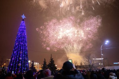 Minsk, Beyaz Rusya - 1 Yanuary, 2019: kutlama yeni yıl, Noel ağacı yakınındaki selam