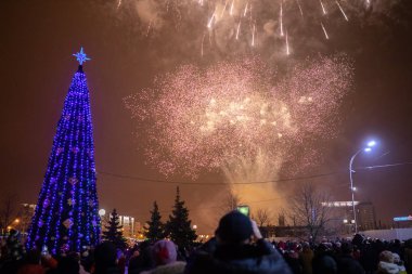 Minsk, Beyaz Rusya - 1 Yanuary, 2019: kutlama yeni yıl, Noel ağacı yakınındaki selam